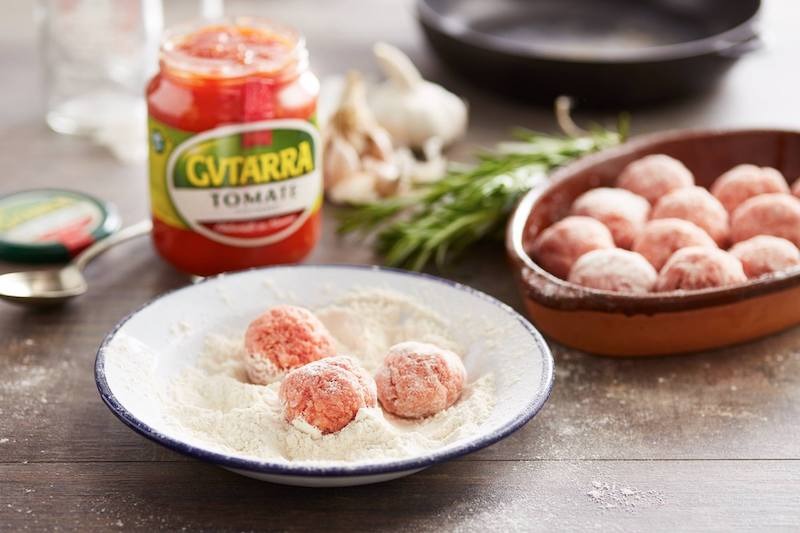 Albóndigas con tomate cocinado Gvtarra